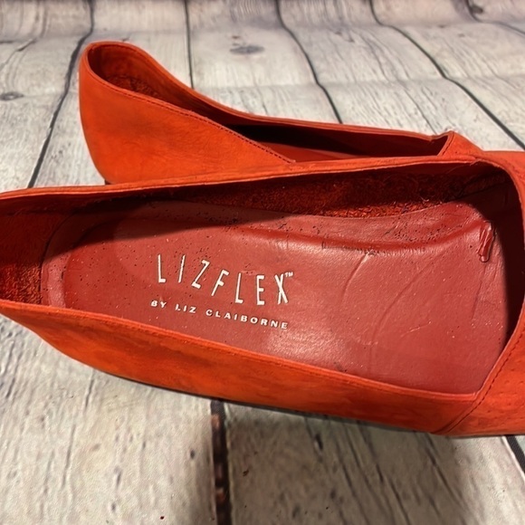 Liz Flex by Liz Claiborne Red suede flats Sz 10M-comfortable and lightweight - Picture 2 of 8